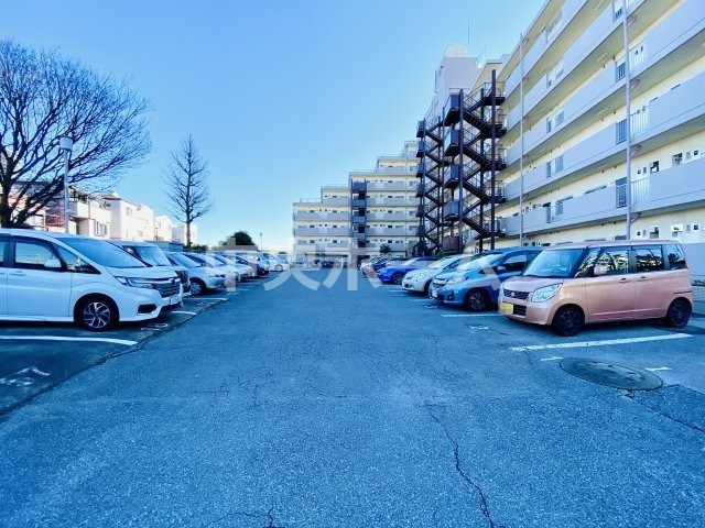 プレジデント中川の駐車場|【敷地内駐車場】最新の空き状況や費用などの詳細は担当スタッフまでお問い合わせください。