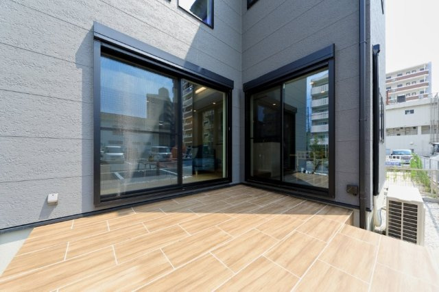 石坪町（3期）の完成予想図|【建物プラン例】建物価格1990万円、建物面積106.81㎡
大開口サッシからフラットにつながるウッドデッキは、BBQやおうちカフェ、お子さまの遊び場など多彩な使い方が可能。