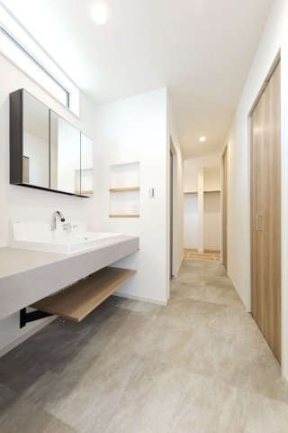 大畠二丁目の完成予想図|【建築プラン例】建物価格2480万円、建物面積118.41㎡
毎日の身支度を優雅にするこだわりの造作洗面台。広々カウンターと便利なニッチ収納が魅力。