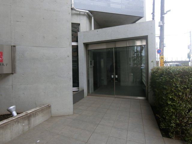 ドゥーエ新丸子のエントランス