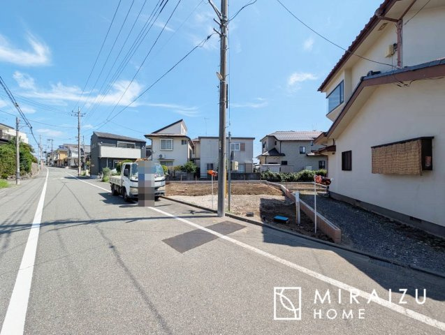 【外観】 | 青く澄み渡った綺麗な空と、陽の光をたっぷりと受ける、そんな新築住宅で新生活をスタートしてみませんか？見学・ご相談等、ミライズホーム(株)までお気軽にご連絡下さい♪