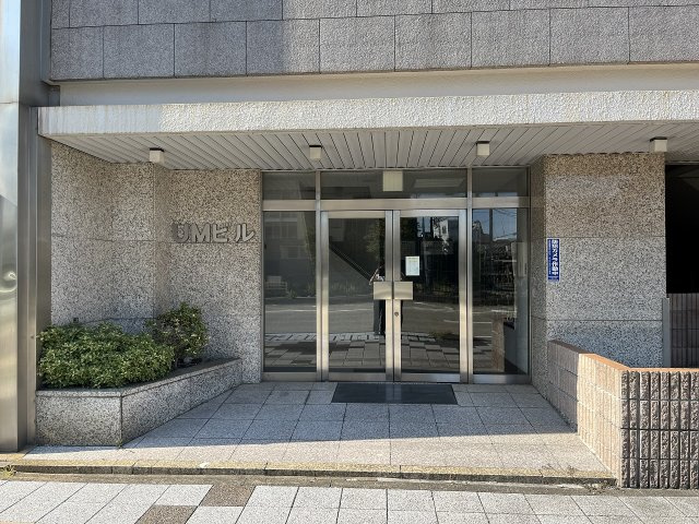 UMビルのエントランス|外観　現地写真(2026年8月23日撮影)