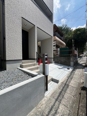 【前面道路含む現地写真】 | 鈴蘭台東町６丁目　中古戸建