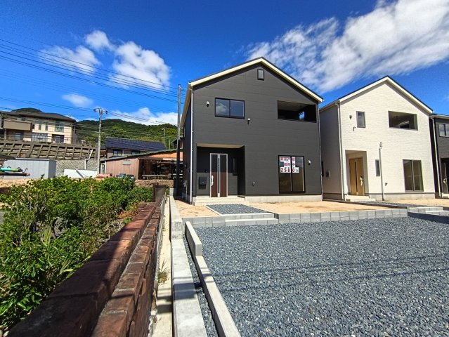 クレイドルガーデン周南市温田第1の外観パース|1号棟
シックなダークカラーの外観デザイン。敷地内には普通車3台分を並列で駐車できるゆとりあるスペースを確保しています。