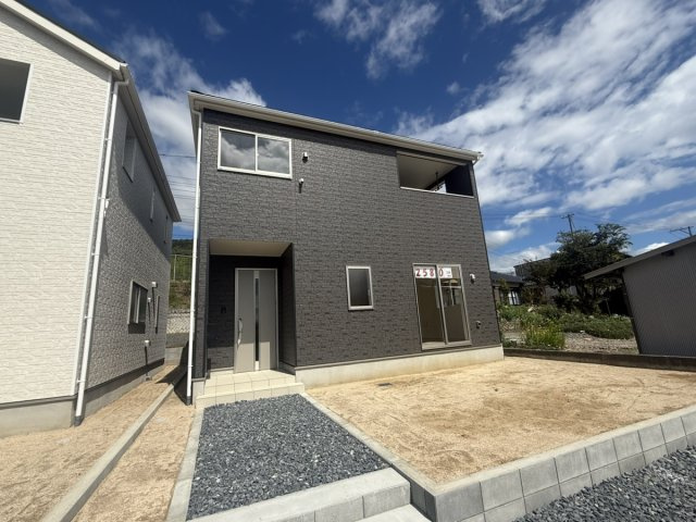 クレイドルガーデン周南市温田第1の外観パース|3号棟
落ち着いたダークトーンのシックな外観デザイン。前面には並列で車3台をゆったり駐車できる敷地スペースを確保しています。