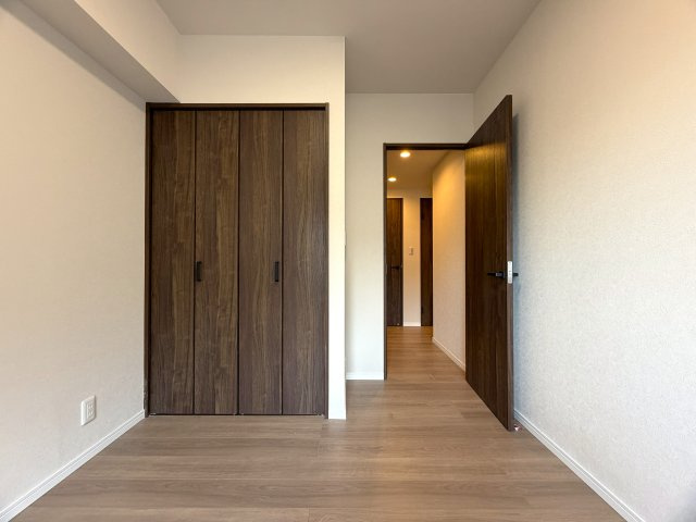 リビングの天井走る照明がまたイイ！！なんていうか、オシャレ感もある角部屋は、専有欲をそそります！各階２部屋限定で静けさもあるのは、他のマンションと違う『リーベスト保土ヶ谷Ｈ号棟』リノベーションの洋室|使い勝手のいい洋室です