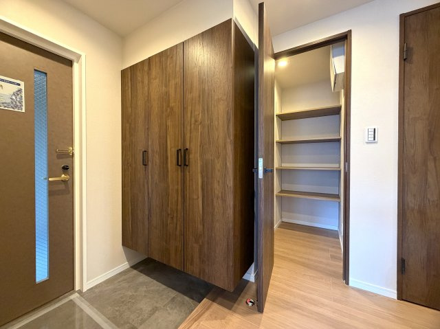 リビングの天井走る照明がまたイイ！！なんていうか、オシャレ感もある角部屋は、専有欲をそそります！各階２部屋限定で静けさもあるのは、他のマンションと違う『リーベスト保土ヶ谷Ｈ号棟』リノベーションの玄関|明るい玄関です