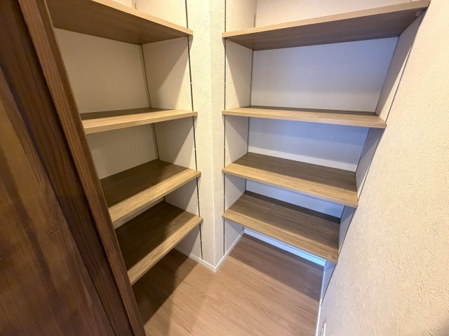 リビングの天井走る照明がまたイイ！！なんていうか、オシャレ感もある角部屋は、専有欲をそそります！各階２部屋限定で静けさもあるのは、他のマンションと違う『リーベスト保土ヶ谷Ｈ号棟』リノベーションの収納|収納があります