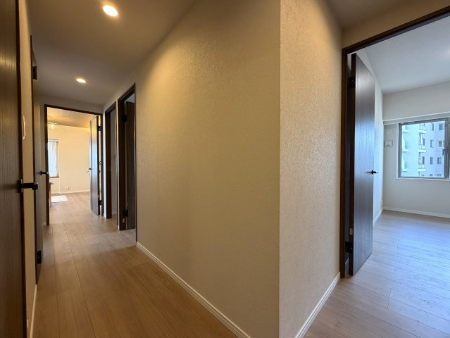 リビングの天井走る照明がまたイイ！！なんていうか、オシャレ感もある角部屋は、専有欲をそそります！各階２部屋限定で静けさもあるのは、他のマンションと違う『リーベスト保土ヶ谷Ｈ号棟』リノベーションの内装|おしゃれな内装です