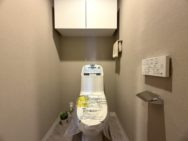 リビングの天井走る照明がまたイイ！！なんていうか、オシャレ感もある角部屋は、専有欲をそそります！各階２部屋限定で静けさもあるのは、他のマンションと違う『リーベスト保土ヶ谷Ｈ号棟』リノベーションのトイレ|トイレも気になるポイント