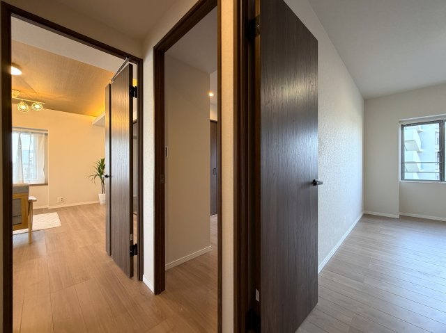 リビングの天井走る照明がまたイイ！！なんていうか、オシャレ感もある角部屋は、専有欲をそそります！各階２部屋限定で静けさもあるのは、他のマンションと違う『リーベスト保土ヶ谷Ｈ号棟』リノベーションの内装|内装は落ち着いています