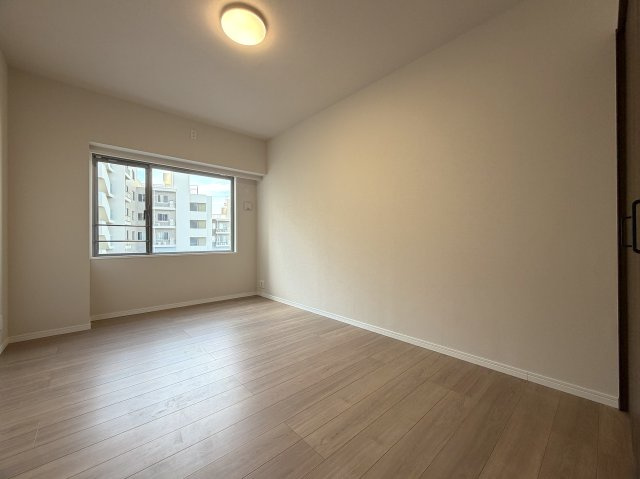 リビングの天井走る照明がまたイイ！！なんていうか、オシャレ感もある角部屋は、専有欲をそそります！各階２部屋限定で静けさもあるのは、他のマンションと違う『リーベスト保土ヶ谷Ｈ号棟』リノベーションの洋室|個人の部屋や寝室として使える洋室です