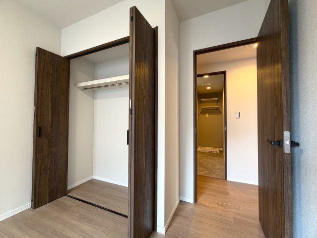リビングの天井走る照明がまたイイ！！なんていうか、オシャレ感もある角部屋は、専有欲をそそります！各階２部屋限定で静けさもあるのは、他のマンションと違う『リーベスト保土ヶ谷Ｈ号棟』リノベーションの収納|専用の収納スペースです