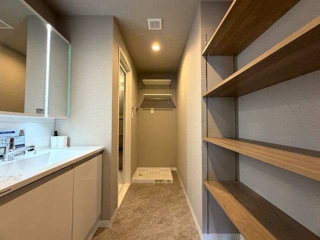 リビングの天井走る照明がまたイイ！！なんていうか、オシャレ感もある角部屋は、専有欲をそそります！各階２部屋限定で静けさもあるのは、他のマンションと違う『リーベスト保土ヶ谷Ｈ号棟』リノベーションの脱衣所