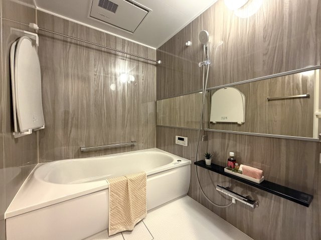 リビングの天井走る照明がまたイイ！！なんていうか、オシャレ感もある角部屋は、専有欲をそそります！各階２部屋限定で静けさもあるのは、他のマンションと違う『リーベスト保土ヶ谷Ｈ号棟』リノベーションの浴室|日々の暮らしに欠かせないお風呂です