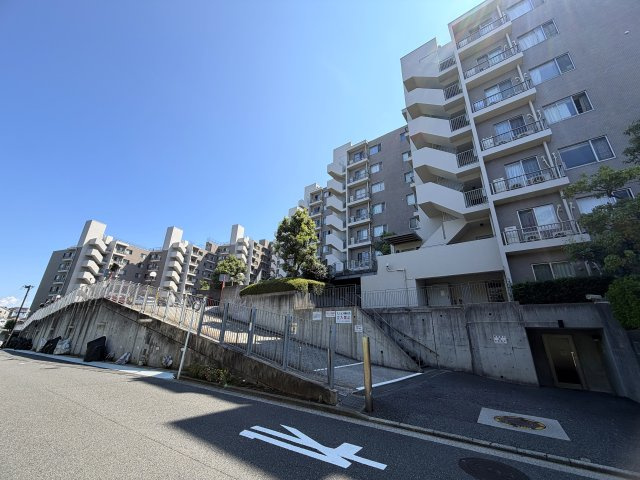 ただいま絶賛室内工事中！！完成したら当然写真以上のクオリティーに。登記簿上９階ではありますが、部屋位置は７階部分。陽当たりも眺望もご覧頂ければ納得です！！な、『リーベスト保土ヶ谷Ｈ号棟』リノベーションの外観|外はこのようになっています