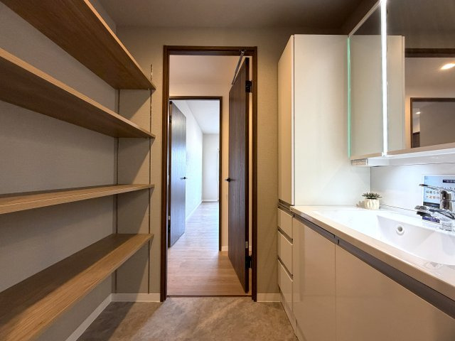 リビングの天井走る照明がまたイイ！！なんていうか、オシャレ感もある角部屋は、専有欲をそそります！各階２部屋限定で静けさもあるのは、他のマンションと違う『リーベスト保土ヶ谷Ｈ号棟』リノベーションの脱衣所