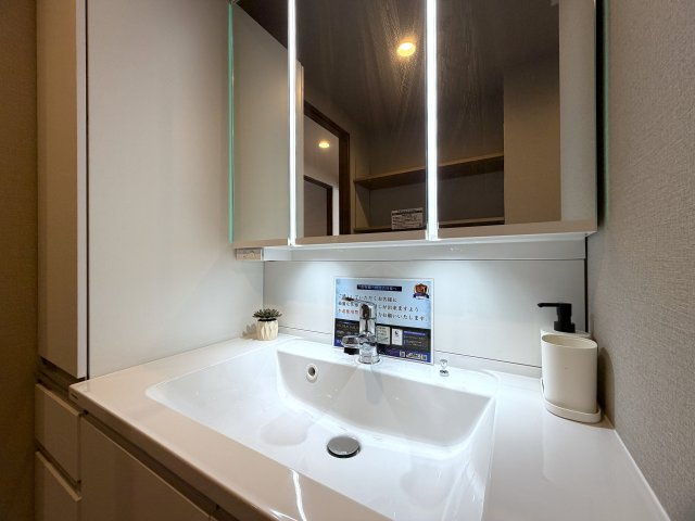 リビングの天井走る照明がまたイイ！！なんていうか、オシャレ感もある角部屋は、専有欲をそそります！各階２部屋限定で静けさもあるのは、他のマンションと違う『リーベスト保土ヶ谷Ｈ号棟』リノベーションの独立洗面台|独立洗面化粧台が付いています