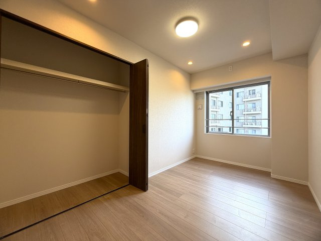 リビングの天井走る照明がまたイイ！！なんていうか、オシャレ感もある角部屋は、専有欲をそそります！各階２部屋限定で静けさもあるのは、他のマンションと違う『リーベスト保土ヶ谷Ｈ号棟』リノベーションの洋室|使い勝手のいい洋室です