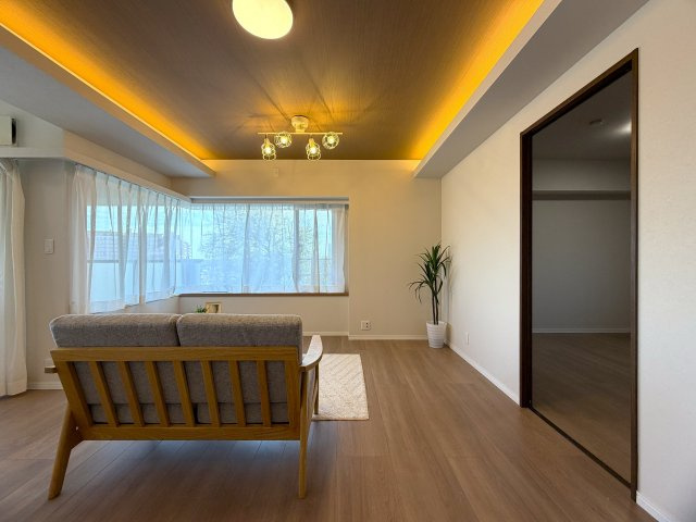リビングの天井走る照明がまたイイ！！なんていうか、オシャレ感もある角部屋は、専有欲をそそります！各階２部屋限定で静けさもあるのは、他のマンションと違う『リーベスト保土ヶ谷Ｈ号棟』リノベーションの居間・リビング|ゆったり過ごせるリビングです