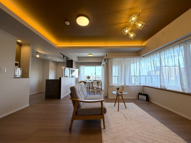 リビングの天井走る照明がまたイイ！！なんていうか、オシャレ感もある角部屋は、専有欲をそそります！各階２部屋限定で静けさもあるのは、他のマンションと違う『リーベスト保土ヶ谷Ｈ号棟』リノベーションの居間・リビング|ゆったりとした居間です