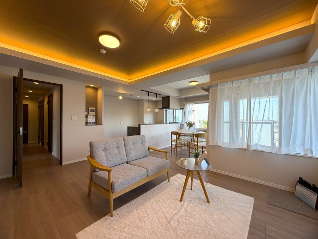 リビングの天井走る照明がまたイイ！！なんていうか、オシャレ感もある角部屋は、専有欲をそそります！各階２部屋限定で静けさもあるのは、他のマンションと違う『リーベスト保土ヶ谷Ｈ号棟』リノベーションの居間・リビング|こちらの居間で趣味の時間をお楽しみください