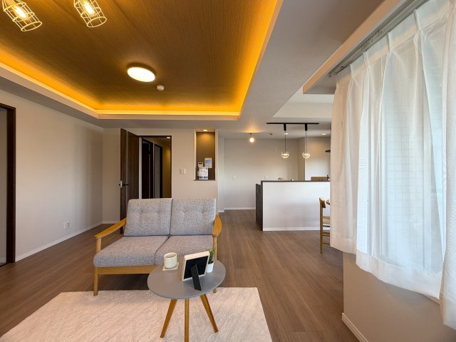 リビングの天井走る照明がまたイイ！！なんていうか、オシャレ感もある角部屋は、専有欲をそそります！各階２部屋限定で静けさもあるのは、他のマンションと違う『リーベスト保土ヶ谷Ｈ号棟』リノベーションの居間・リビング|ゆったり過ごせる居間です