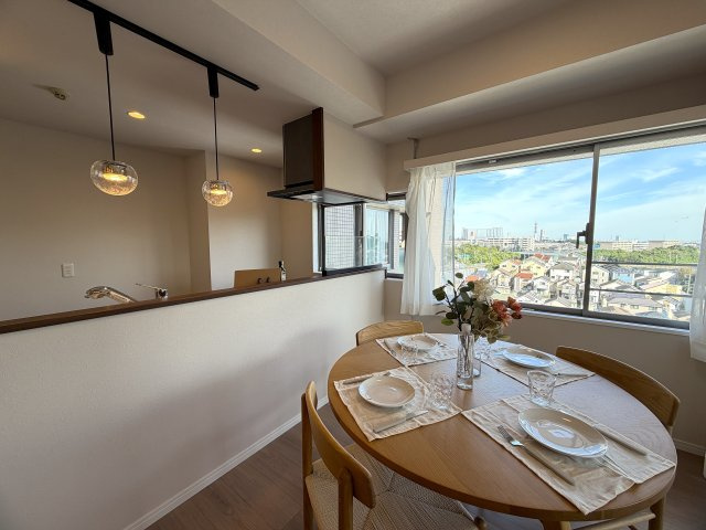 リビングの天井走る照明がまたイイ！！なんていうか、オシャレ感もある角部屋は、専有欲をそそります！各階２部屋限定で静けさもあるのは、他のマンションと違う『リーベスト保土ヶ谷Ｈ号棟』リノベーションの居間・リビング|こちらの居間で趣味の時間をお楽しみください