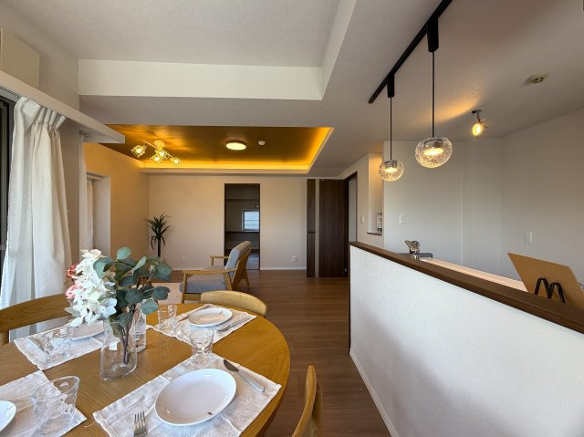 リビングの天井走る照明がまたイイ！！なんていうか、オシャレ感もある角部屋は、専有欲をそそります！各階２部屋限定で静けさもあるのは、他のマンションと違う『リーベスト保土ヶ谷Ｈ号棟』リノベーションの居間・リビング|使いやすいリビングです