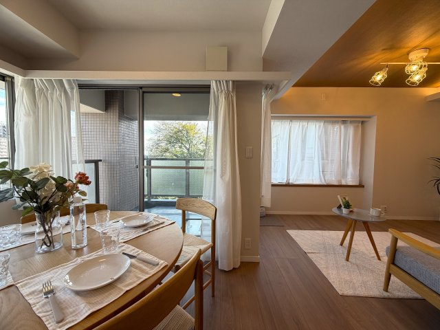 リビングの天井走る照明がまたイイ！！なんていうか、オシャレ感もある角部屋は、専有欲をそそります！各階２部屋限定で静けさもあるのは、他のマンションと違う『リーベスト保土ヶ谷Ｈ号棟』リノベーションの居間・リビング|おしゃれなリビングです