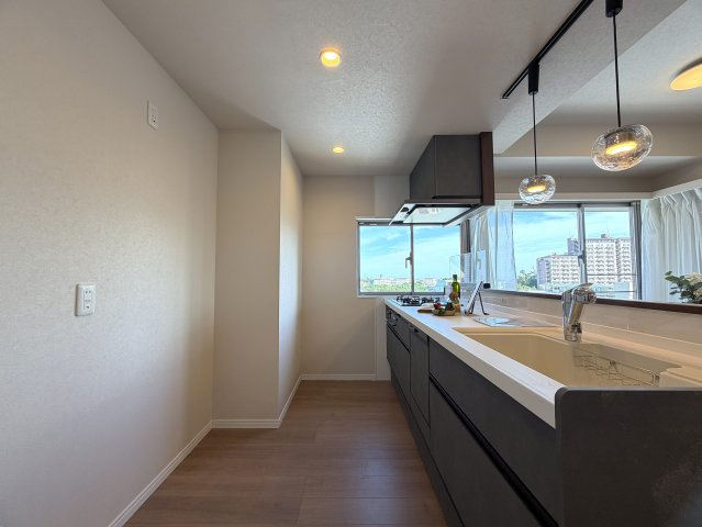 リビングの天井走る照明がまたイイ！！なんていうか、オシャレ感もある角部屋は、専有欲をそそります！各階２部屋限定で静けさもあるのは、他のマンションと違う『リーベスト保土ヶ谷Ｈ号棟』リノベーションのキッチン|コンパクトなキッチンで掃除もラクラク