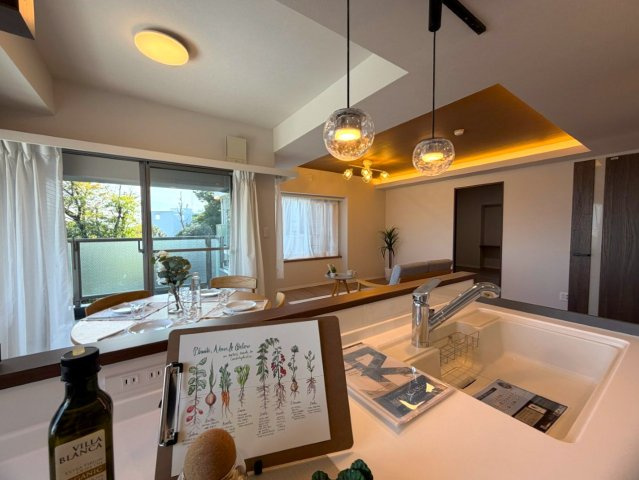 リビングの天井走る照明がまたイイ！！なんていうか、オシャレ感もある角部屋は、専有欲をそそります！各階２部屋限定で静けさもあるのは、他のマンションと違う『リーベスト保土ヶ谷Ｈ号棟』リノベーションの居間・リビング|おしゃれな居間です