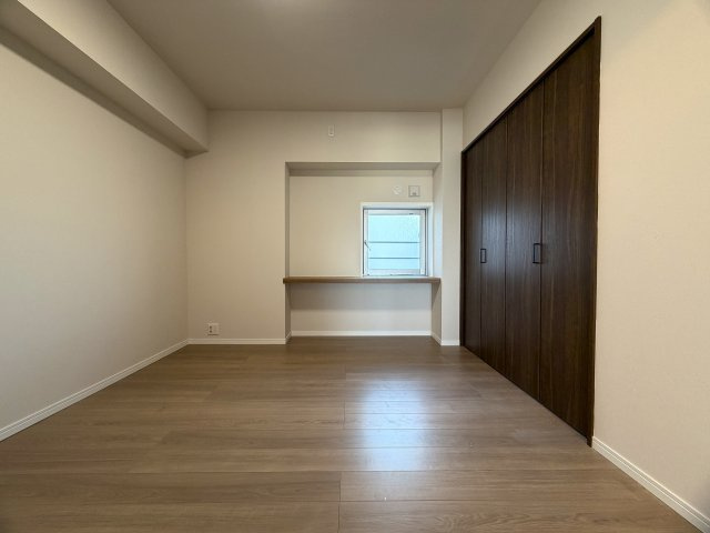 リビングの天井走る照明がまたイイ！！なんていうか、オシャレ感もある角部屋は、専有欲をそそります！各階２部屋限定で静けさもあるのは、他のマンションと違う『リーベスト保土ヶ谷Ｈ号棟』リノベーションの洋室|コンパクトで使いやすい洋室です