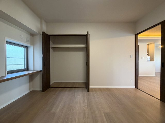 リビングの天井走る照明がまたイイ！！なんていうか、オシャレ感もある角部屋は、専有欲をそそります！各階２部屋限定で静けさもあるのは、他のマンションと違う『リーベスト保土ヶ谷Ｈ号棟』リノベーションの洋室|使い勝手のいい洋室です