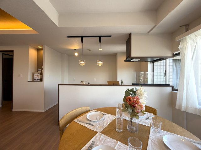 リビングの天井走る照明がまたイイ！！なんていうか、オシャレ感もある角部屋は、専有欲をそそります！各階２部屋限定で静けさもあるのは、他のマンションと違う『リーベスト保土ヶ谷Ｈ号棟』リノベーションの居間・リビング|ゆったりとした居間です
