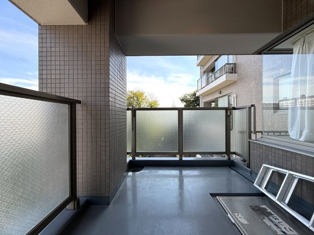 リビングの天井走る照明がまたイイ！！なんていうか、オシャレ感もある角部屋は、専有欲をそそります！各階２部屋限定で静けさもあるのは、他のマンションと違う『リーベスト保土ヶ谷Ｈ号棟』リノベーションのバルコニー|暖かな日差しのふりそそぐバルコニー