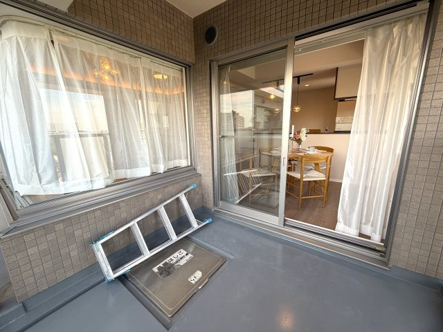リビングの天井走る照明がまたイイ！！なんていうか、オシャレ感もある角部屋は、専有欲をそそります！各階２部屋限定で静けさもあるのは、他のマンションと違う『リーベスト保土ヶ谷Ｈ号棟』リノベーションのバルコニー|開放的で明るい空間を演出してくれるバルコニーです