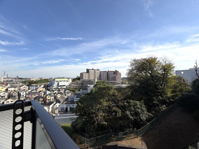 リビングの天井走る照明がまたイイ！！なんていうか、オシャレ感もある角部屋は、専有欲をそそります！各階２部屋限定で静けさもあるのは、他のマンションと違う『リーベスト保土ヶ谷Ｈ号棟』リノベーションの展望
