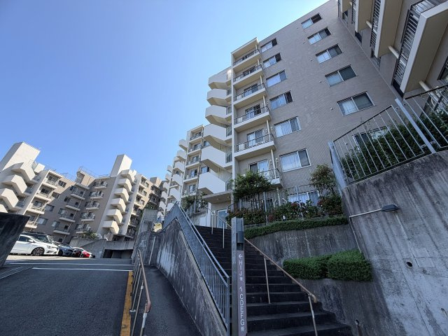 ただいま絶賛室内工事中！！完成したら当然写真以上のクオリティーに。登記簿上９階ではありますが、部屋位置は７階部分。陽当たりも眺望もご覧頂ければ納得です！！な、『リーベスト保土ヶ谷Ｈ号棟』リノベーションの外観|きれいな外観です