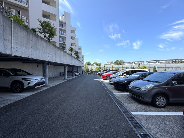 ただいま絶賛室内工事中！！完成したら当然写真以上のクオリティーに。登記簿上９階ではありますが、部屋位置は７階部分。陽当たりも眺望もご覧頂ければ納得です！！な、『リーベスト保土ヶ谷Ｈ号棟』リノベーションの駐車場