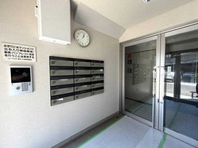 ただいま絶賛室内工事中！！完成したら当然写真以上のクオリティーに。登記簿上９階ではありますが、部屋位置は７階部分。陽当たりも眺望もご覧頂ければ納得です！！な、『リーベスト保土ヶ谷Ｈ号棟』リノベーション