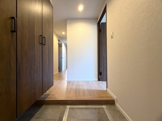 リビングの天井走る照明がまたイイ！！なんていうか、オシャレ感もある角部屋は、専有欲をそそります！各階２部屋限定で静けさもあるのは、他のマンションと違う『リーベスト保土ヶ谷Ｈ号棟』リノベーションの玄関|毎日通る玄関はこちらです