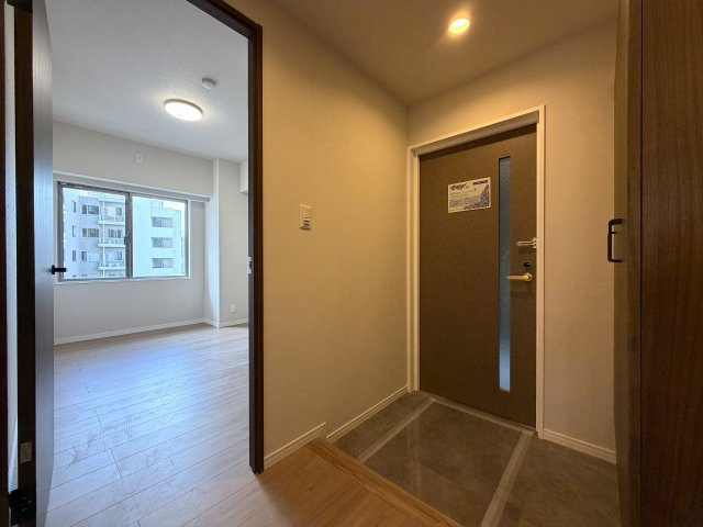 リビングの天井走る照明がまたイイ！！なんていうか、オシャレ感もある角部屋は、専有欲をそそります！各階２部屋限定で静けさもあるのは、他のマンションと違う『リーベスト保土ヶ谷Ｈ号棟』リノベーションの内装|内装は落ち着いています
