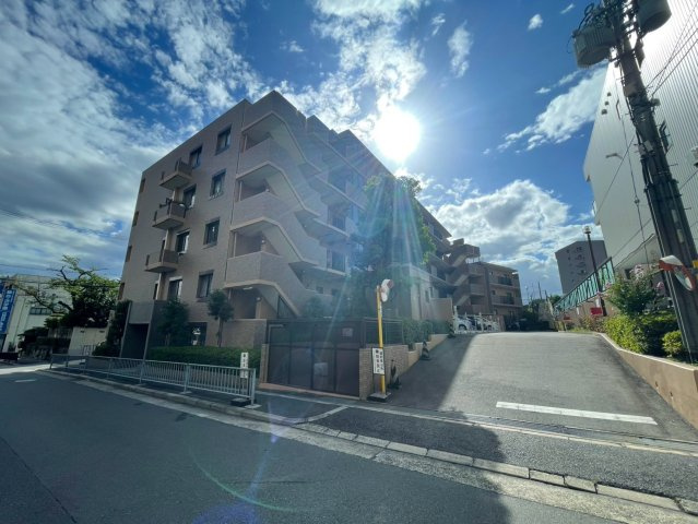 トーカンマンション千里五月が丘の外観|落ち着いた雰囲気の外観です