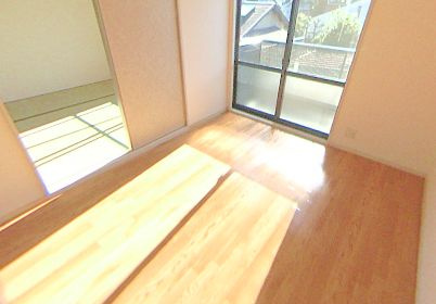 ファミーユ羽衣の内装|明るい室内です