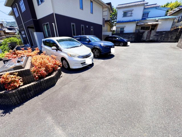 モンソレイユB棟の駐車場