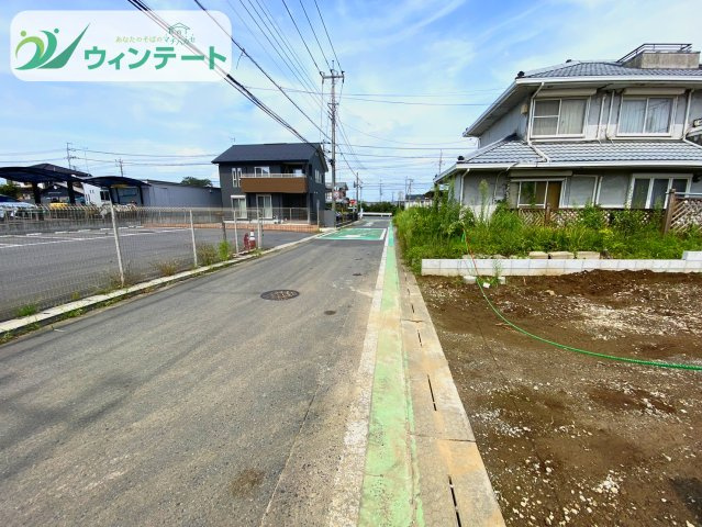 阿見町阿見第7　新築戸建　1号棟の前面道路含む現地写真|見通しの良い前面道路で、お子様の通学も安心。閑静な住宅街に位置する好立地です♪