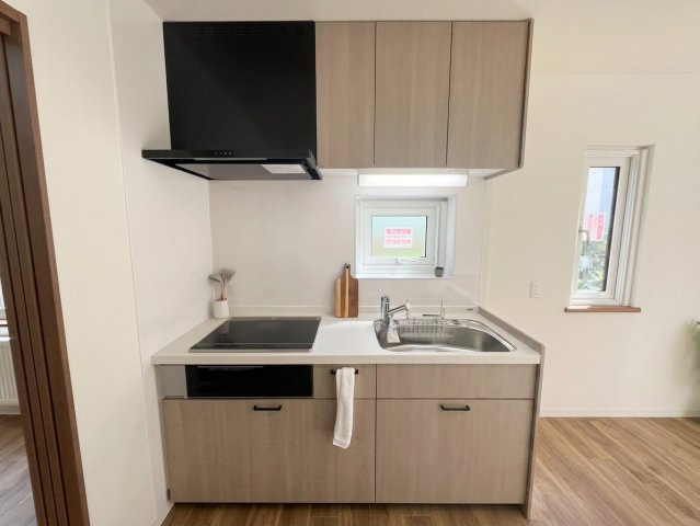 星置３条４丁目 戸建のキッチン|窓付きで換気効率の良いキッチン（１ＬＤＫ世帯）