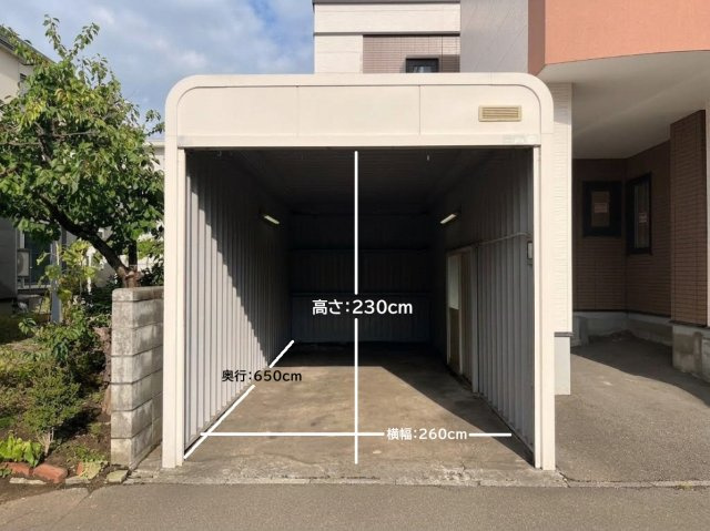 星置３条４丁目 戸建の駐車場|ハイルーフ車庫：奥行も６５０ｃｍございます