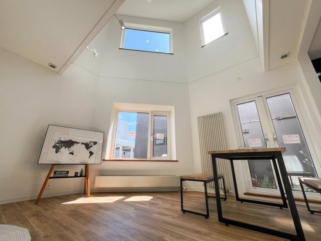 星置３条４丁目 戸建の居間・リビング|吹き抜けで明るく開放的なリビング（３ＬＤＫ世帯）